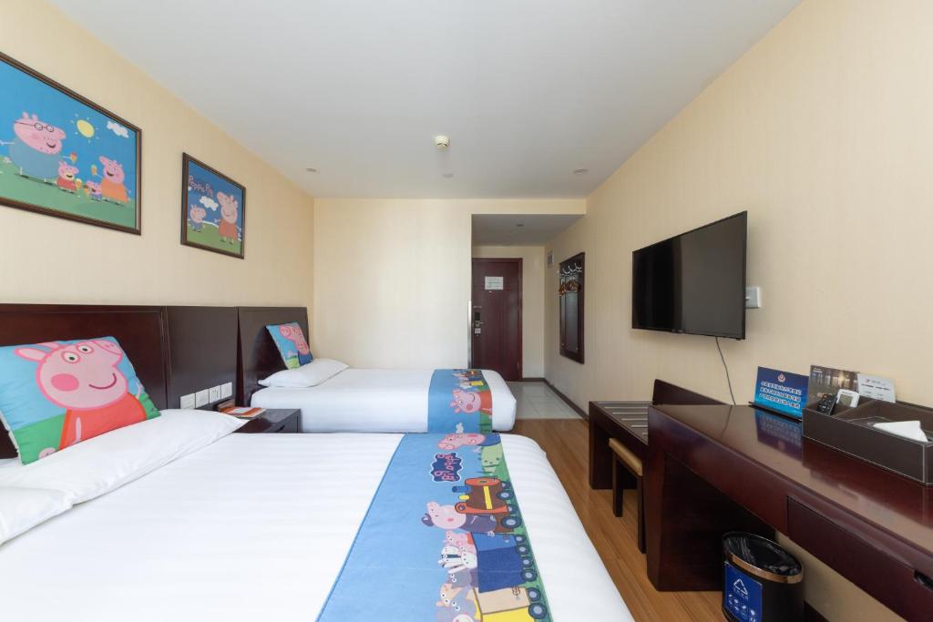 TV a/nebo společenská místnost v ubytování Golden Inns Chain Hotel Beijing JianGuomen 金泰之家北京站店