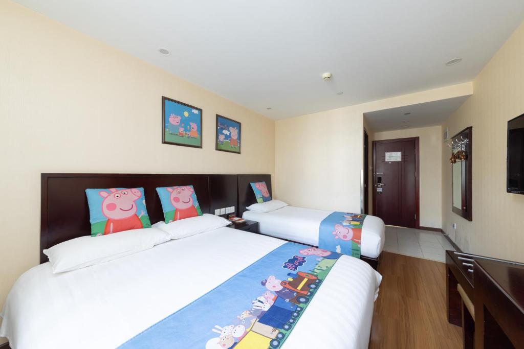 Postel nebo postele na pokoji v ubytování Golden Inns Chain Hotel Beijing JianGuomen 金泰之家北京站店