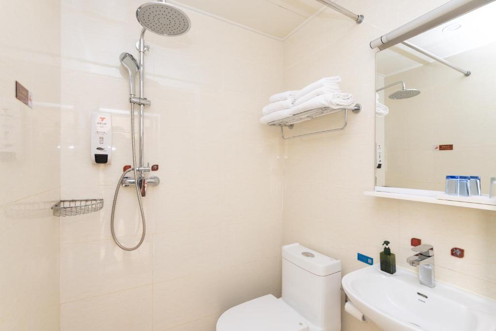 Koupelna v ubytování Golden Inns Chain Hotel Beijing JianGuomen 金泰之家北京站店