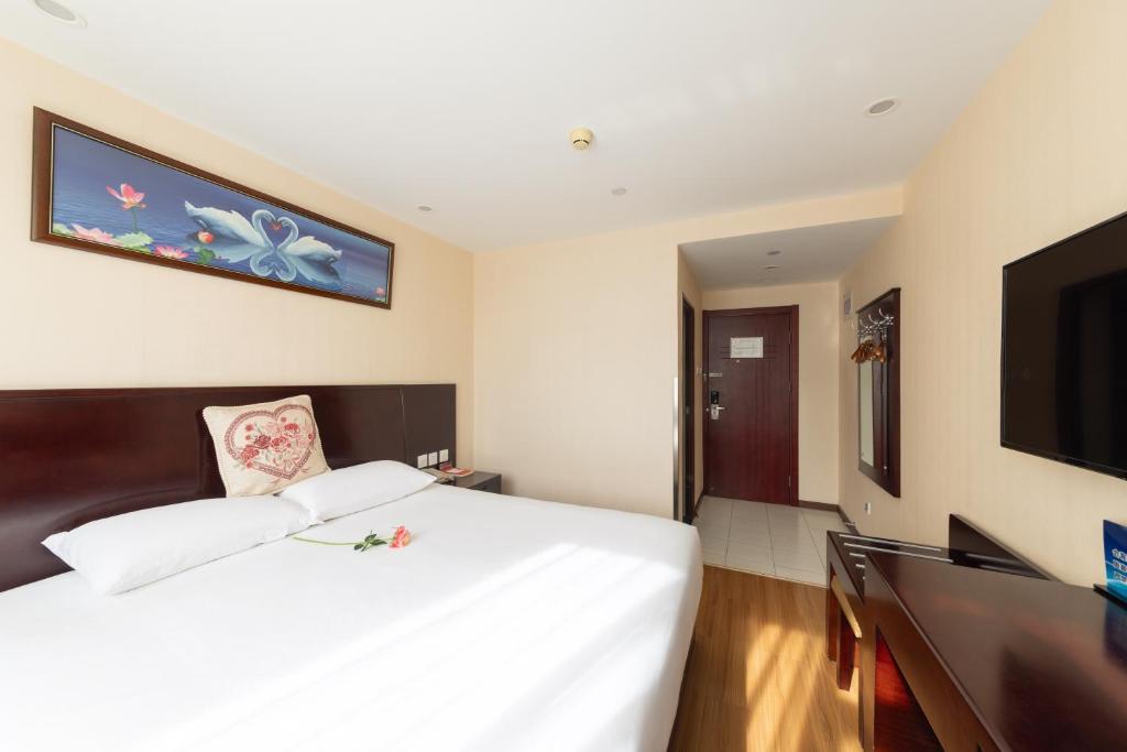 TV a/nebo společenská místnost v ubytování Golden Inns Chain Hotel Beijing JianGuomen 金泰之家北京站店
