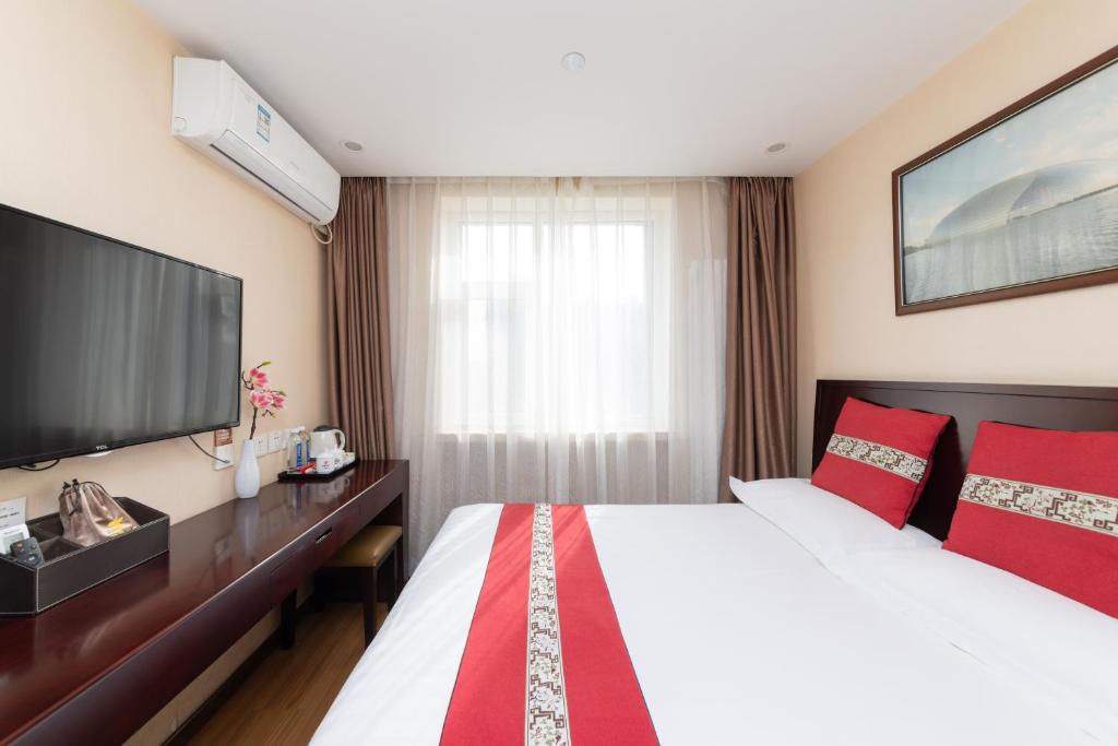 Postel nebo postele na pokoji v ubytování Golden Inns Chain Hotel Beijing JianGuomen 金泰之家北京站店