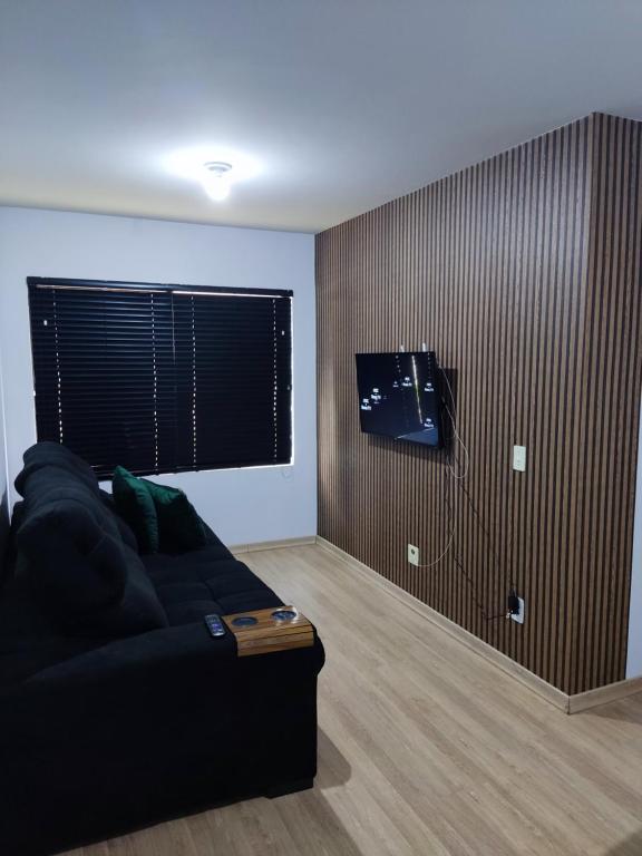 TV a/nebo společenská místnost v ubytování Apartamento mobiliado com ar condicionado em um quarto