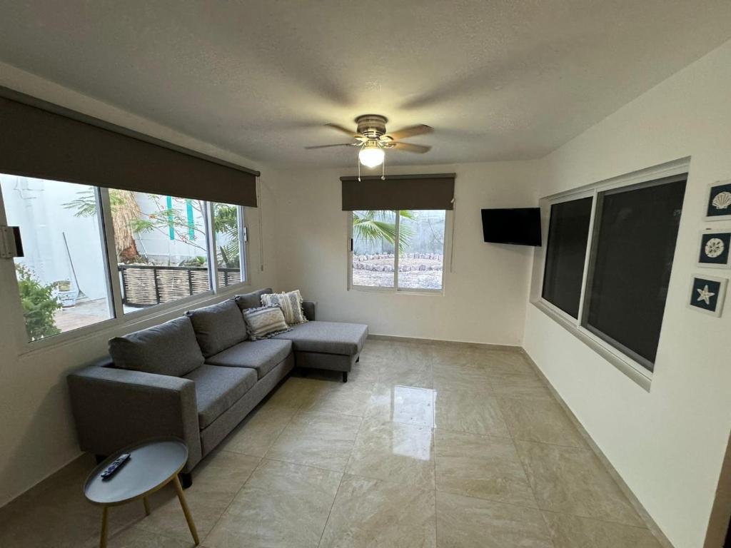 een woonkamer met een bank en een plafondventilator bij Casa margarita in La Paz