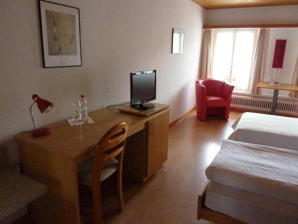 Een TV en/of entertainmentcenter bij Gasthof Löwen
