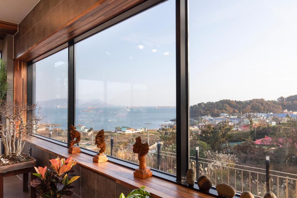 ヨス市にあるYeosu Palette Pensionの海の景色を望む窓付きの客室です。