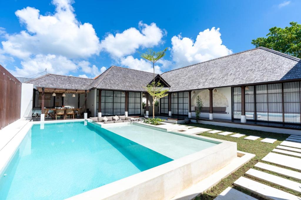 una piscina en el patio trasero de una casa en Green Jimbaran Bay Villa II, en Jimbaran