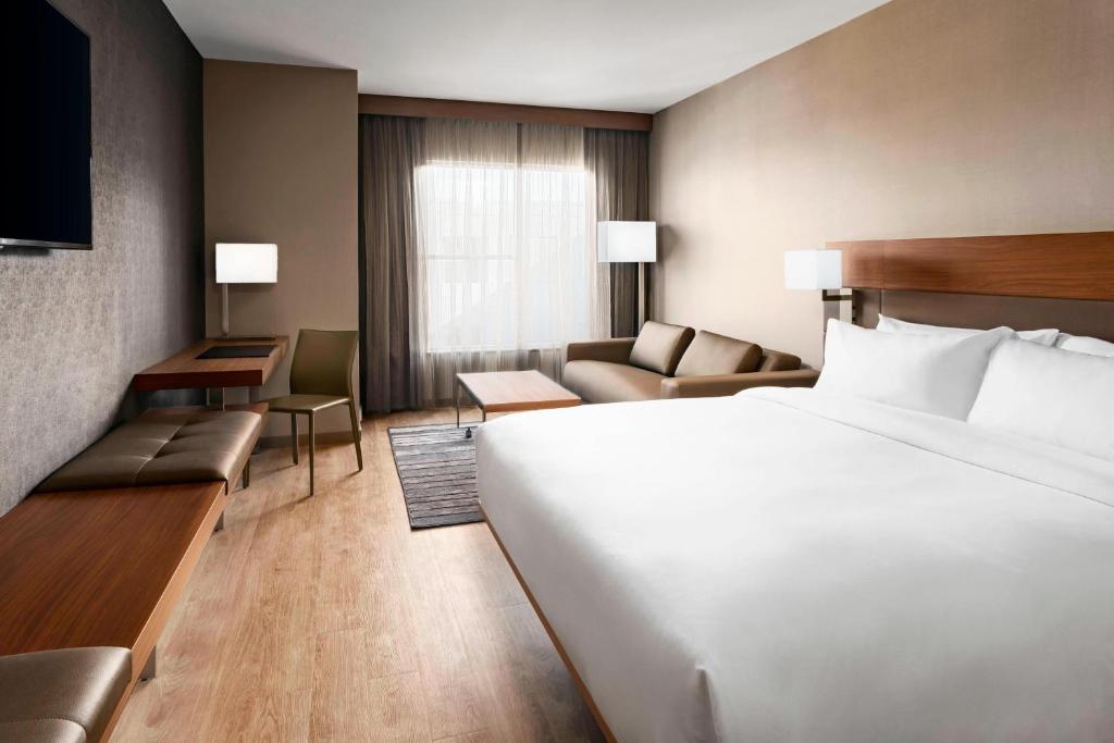 AC Hotel by Marriott Chapel Hill Downtown - King Room Met Bankbed - Hoge Vloer