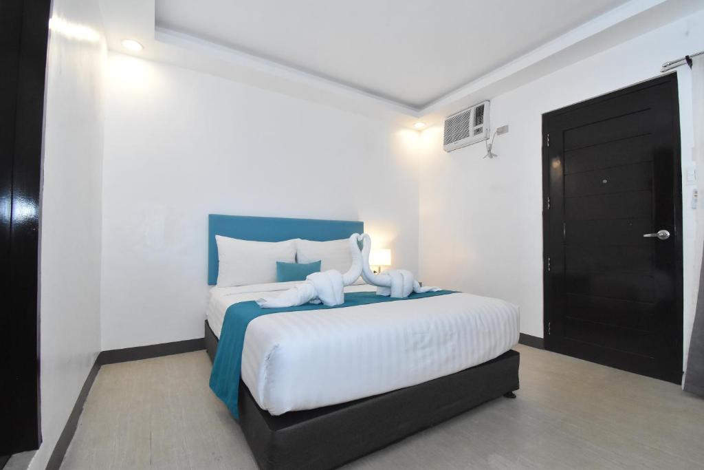 Postel nebo postele na pokoji v ubytování Boracay Sea View Hotel