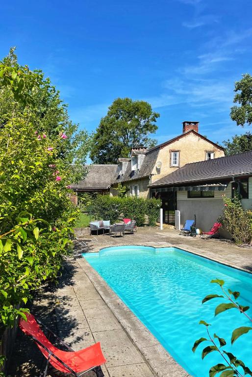 une piscine dans l'arrière-cour d'une maison dans l'établissement La Caminade, à Bourg-de-Bigorre