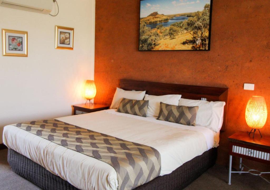 Postel nebo postele na pokoji v ubytování The Gidgee Inn
