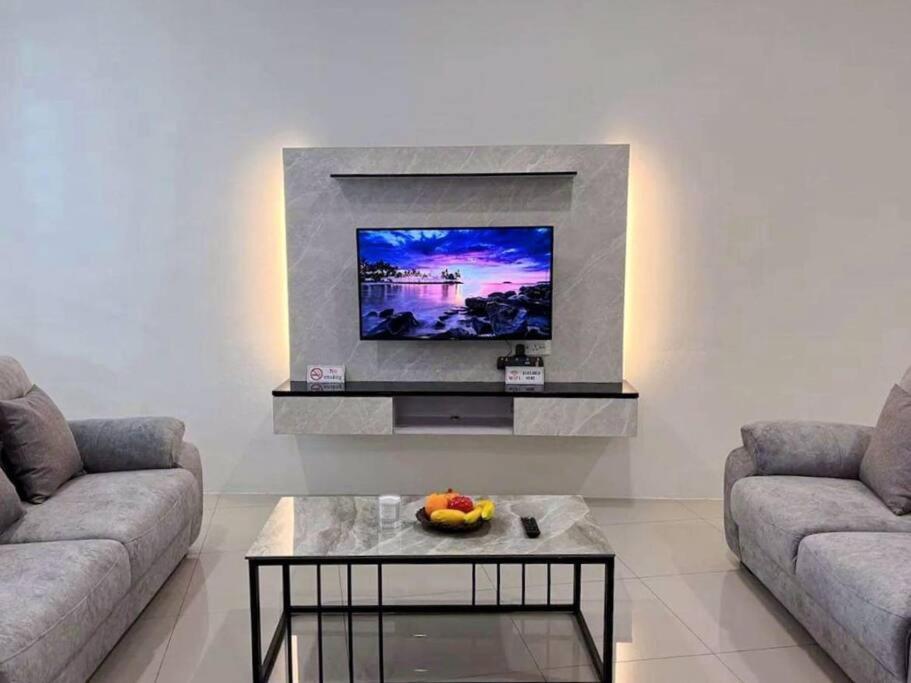 TV a/nebo společenská místnost v ubytování Modern Home Ipoh 10 to 14pax
