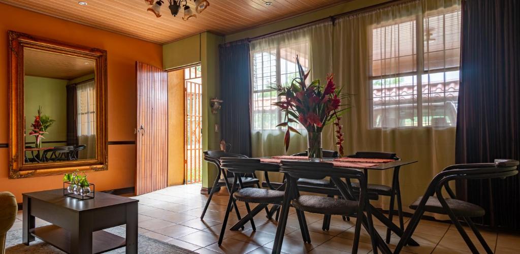 Χώρος καθιστικού στο Cozy 3 Bedroom House 5mins from the Airport