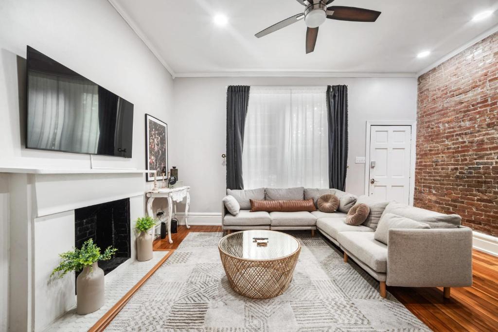 Una sala de estar con un sofá y una chimenea. en Urban Oasis Haven in St Catherine, en Louisville