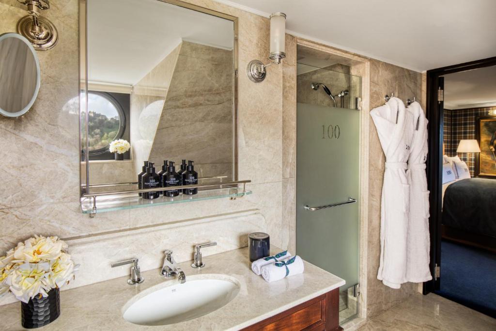 
Deluxe Double Room with Castle View
