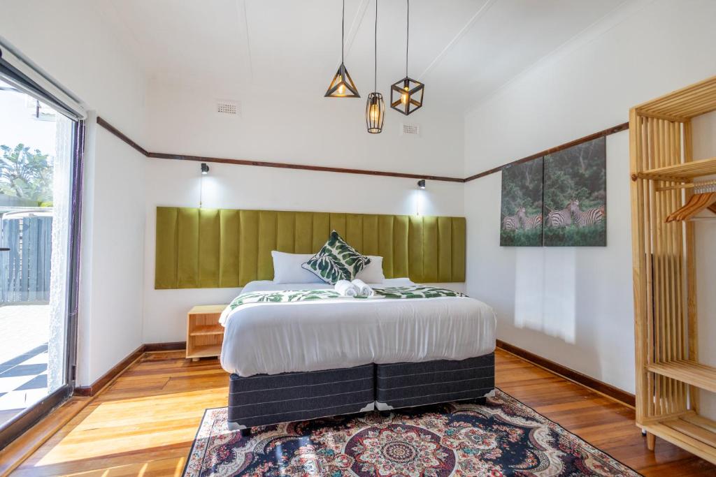 Un dormitorio con una cama grande y una ventana grande. en Dazzle Stay, en East London