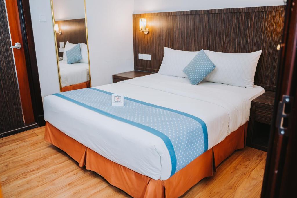 Postel nebo postele na pokoji v ubytování Hotel Nur Miri