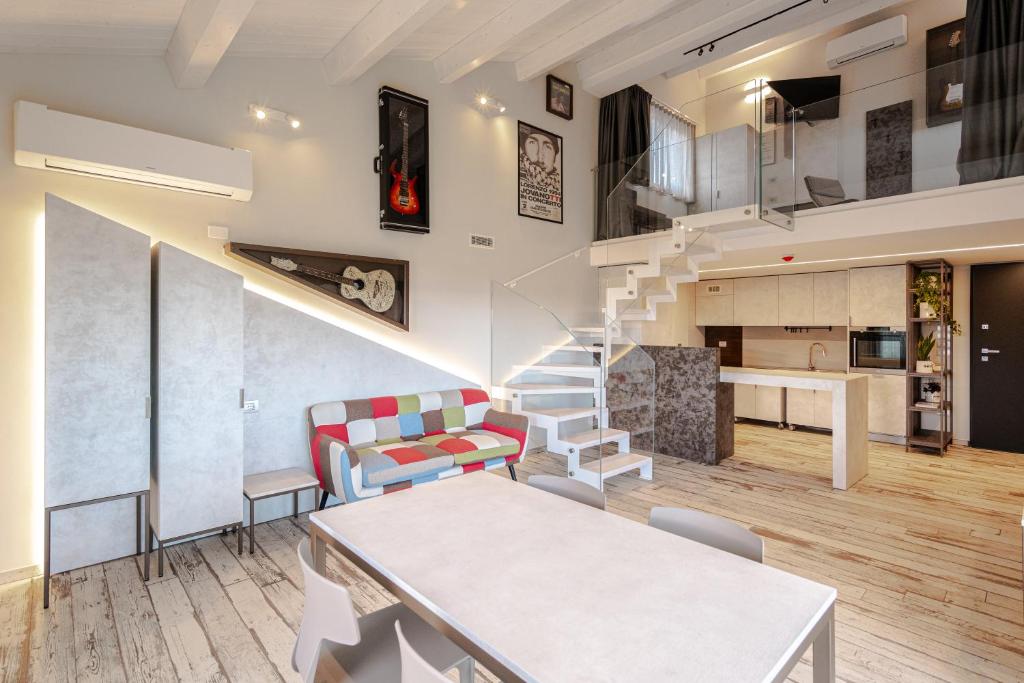 ArtRock Apartments - King Suite With Spa Bath