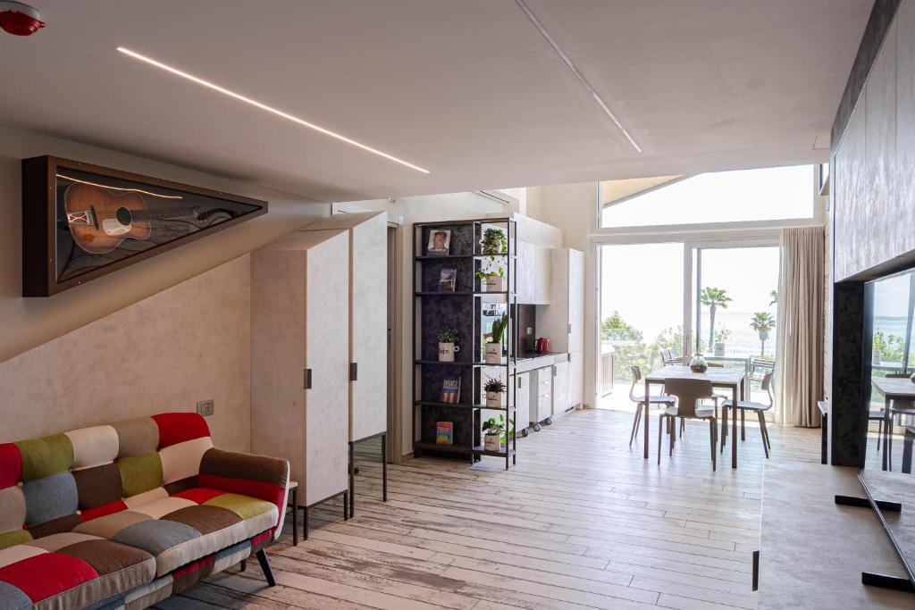 ArtRock Apartments - King Suite With Spa Bath