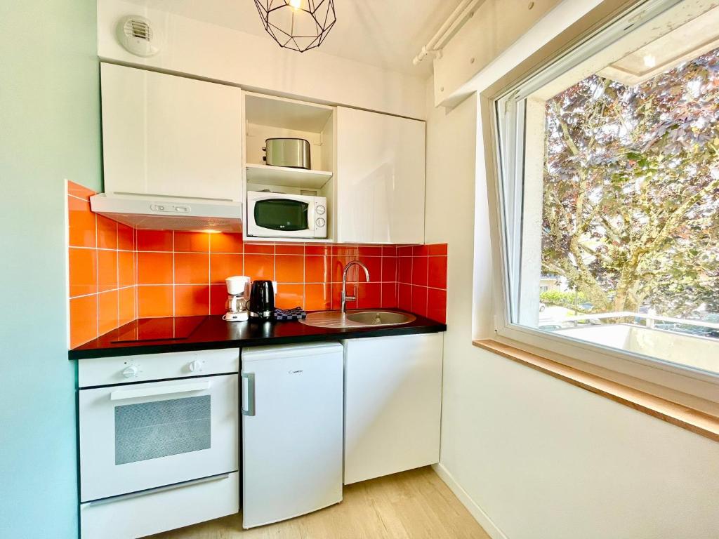 Kuchyň nebo kuchyňský kout v ubytování SMILE APPARTS - Appartements - Au coeur de Lorient - Au calme - Tout Confort