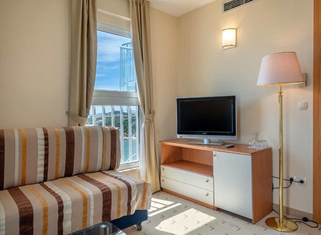 Televízia a/alebo spoločenská miestnosť v ubytovaní Hotel Punta