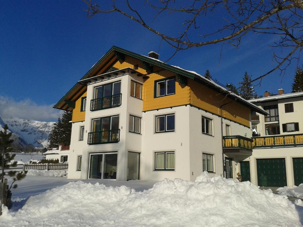 una casa con nieve delante en Apartment Österreich, en Ramsau am Dachstein