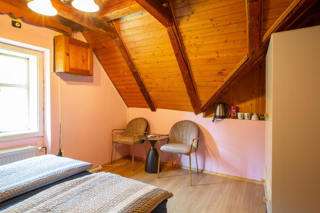 Postel nebo postele na pokoji v ubytování Homestay Vito by Lake