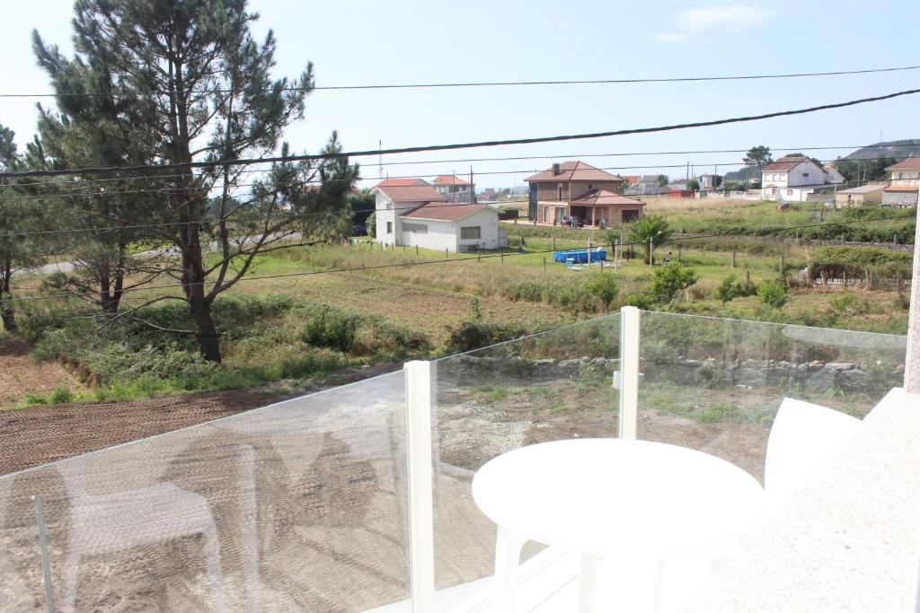 een uitzicht vanaf het balkon van een huis bij Alén de Louro - Apartamento 4 Lariño in Gándara