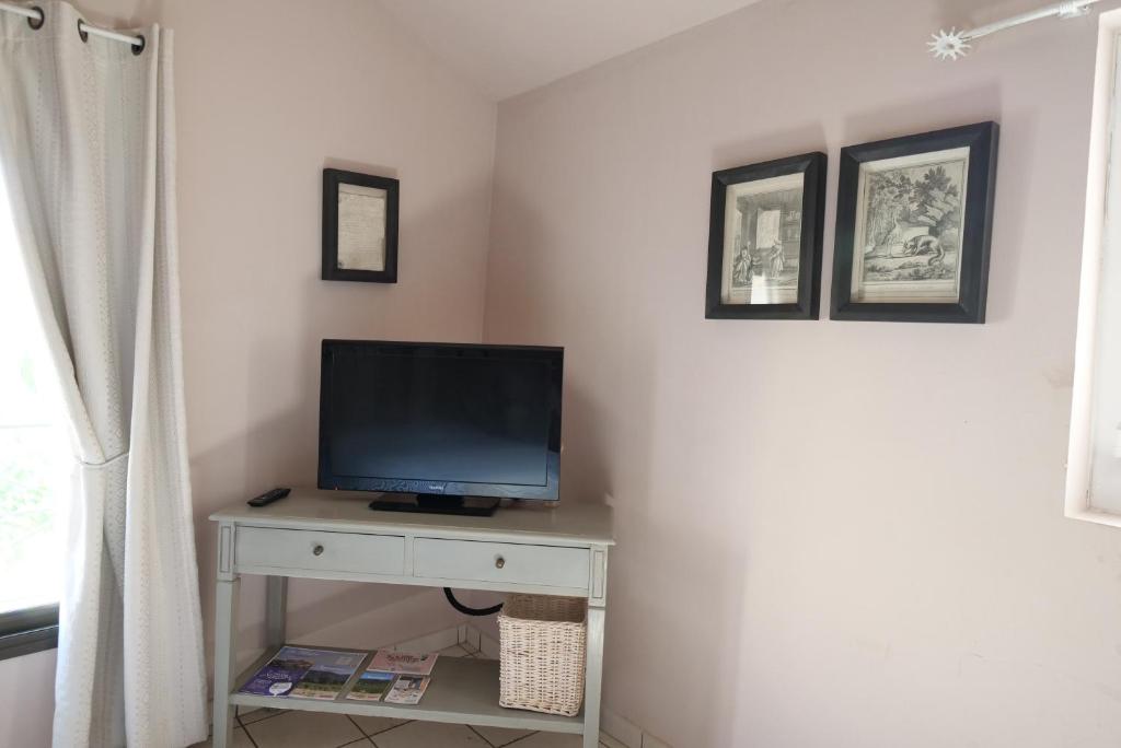 TV o dispositivi per l'intrattenimento presso Chambres du Vieux Bistrot