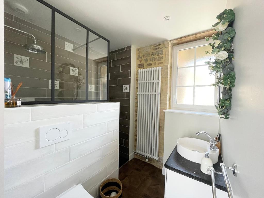 Koupelna v ubytování La clairiere Maison spacieuse rénovée joliment décorée tout confort 12 p 2 sdb 2 wc grand jardin clos, belle terrasse aménagée, parking privatif, ping pong baby foot proche Omaha Beach et Bayeux