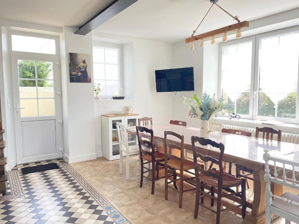 TV a/nebo společenská místnost v ubytování La clairiere Maison spacieuse rénovée joliment décorée tout confort 12 p 2 sdb 2 wc grand jardin clos, belle terrasse aménagée, parking privatif, ping pong baby foot proche Omaha Beach et Bayeux