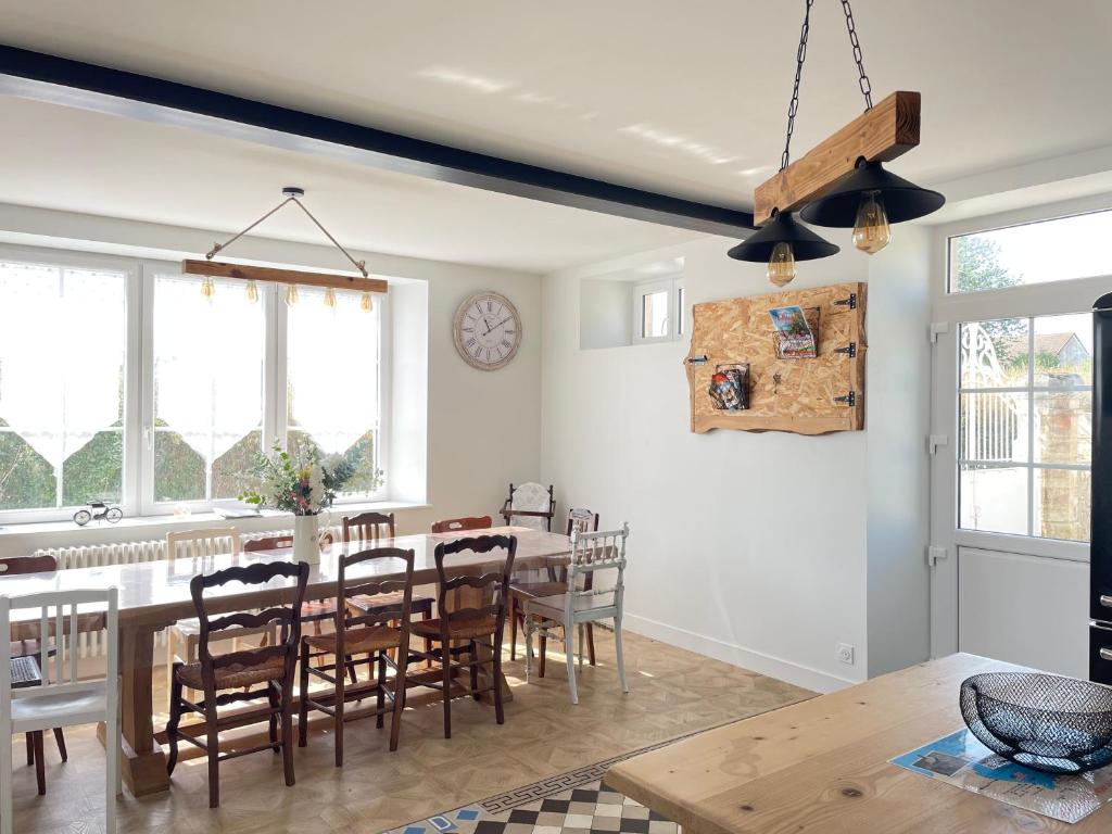 Posezení v ubytování La clairiere Maison spacieuse rénovée joliment décorée tout confort 12 p 2 sdb 2 wc grand jardin clos, belle terrasse aménagée, parking privatif, ping pong baby foot proche Omaha Beach et Bayeux