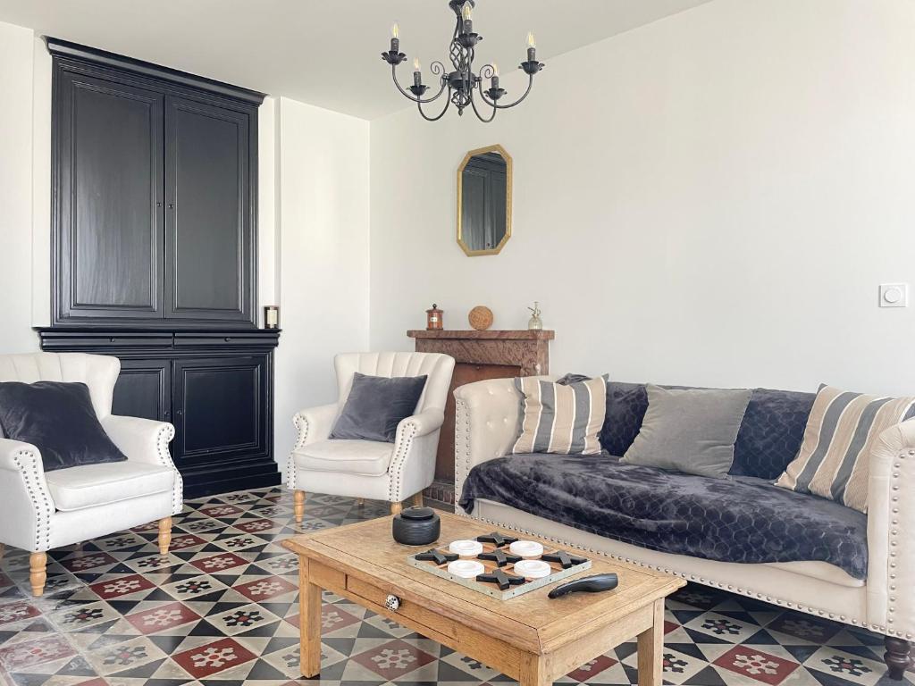 Posezení v ubytování La clairiere Maison spacieuse rénovée joliment décorée tout confort 12 p 2 sdb 2 wc grand jardin clos, belle terrasse aménagée, parking privatif, ping pong baby foot proche Omaha Beach et Bayeux