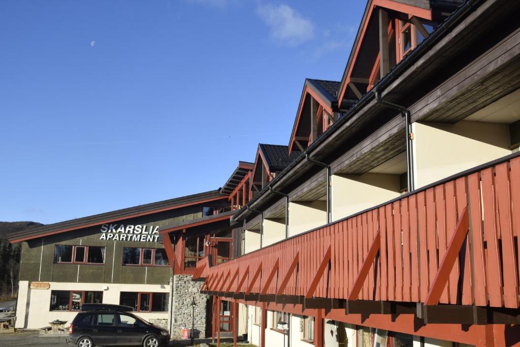 een auto geparkeerd voor een gebouw bij Skarslia Apartment in Skarsgård