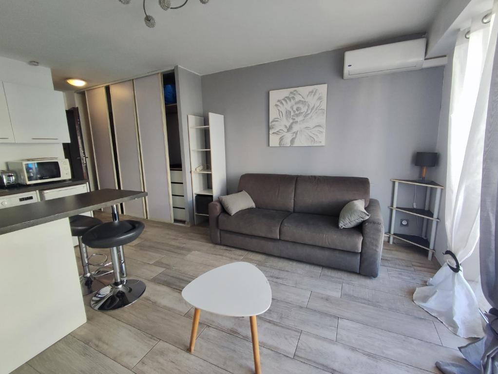 un salon avec un canapé et une table dans l'établissement Le puits aux fées, à Antibes