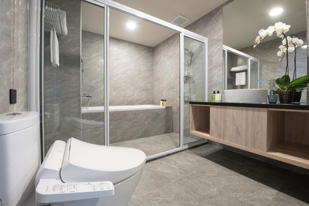 Koupelna v ubytování Floramos Hotel