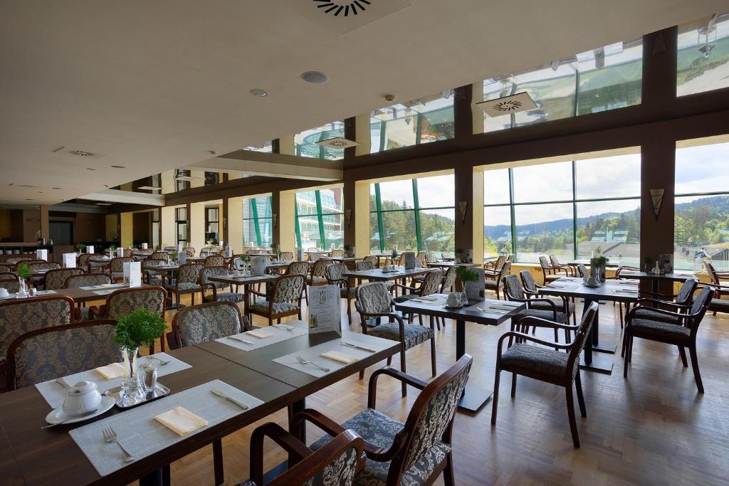 Reštaurácia alebo iné gastronomické zariadenie v ubytovaní Hotel Pegaz