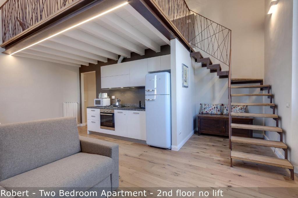 salon ze schodami i lodówką w obiekcie Freedom Apartments by Mamo Florence we Florencji