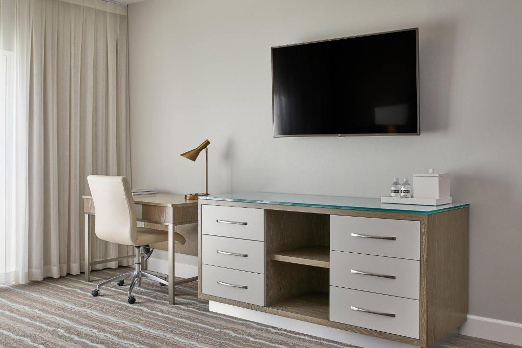 TV a/nebo společenská místnost v ubytování HOTEL PASEO, Autograph Collection