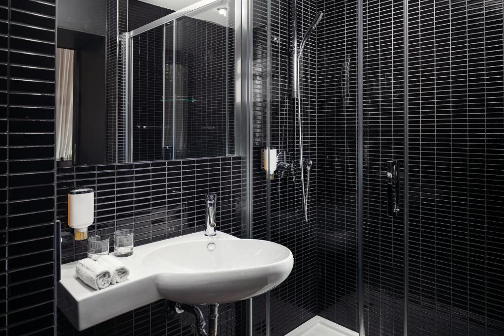 Koupelna v ubytování Perla Hotel