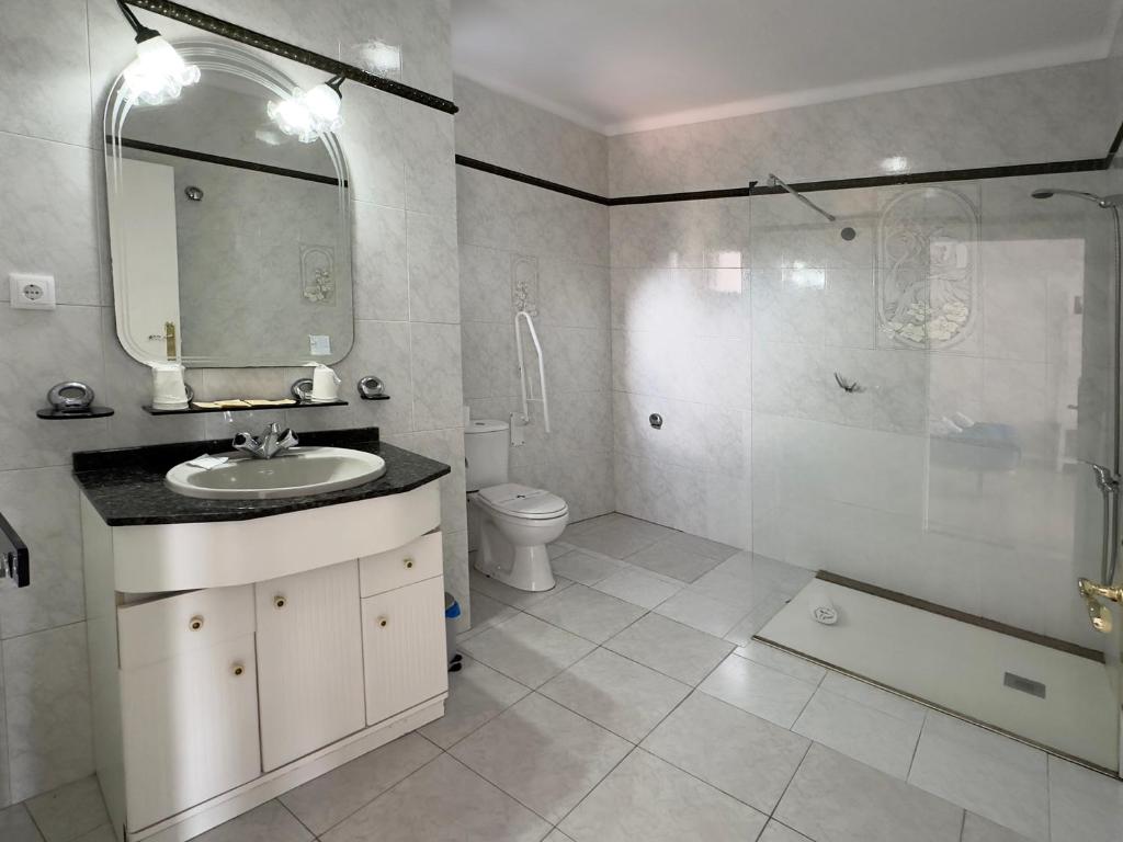 y baño con lavabo, ducha y aseo. en Complejo Tamanaco Illa de Arousa 3000, en A Illa de Arousa