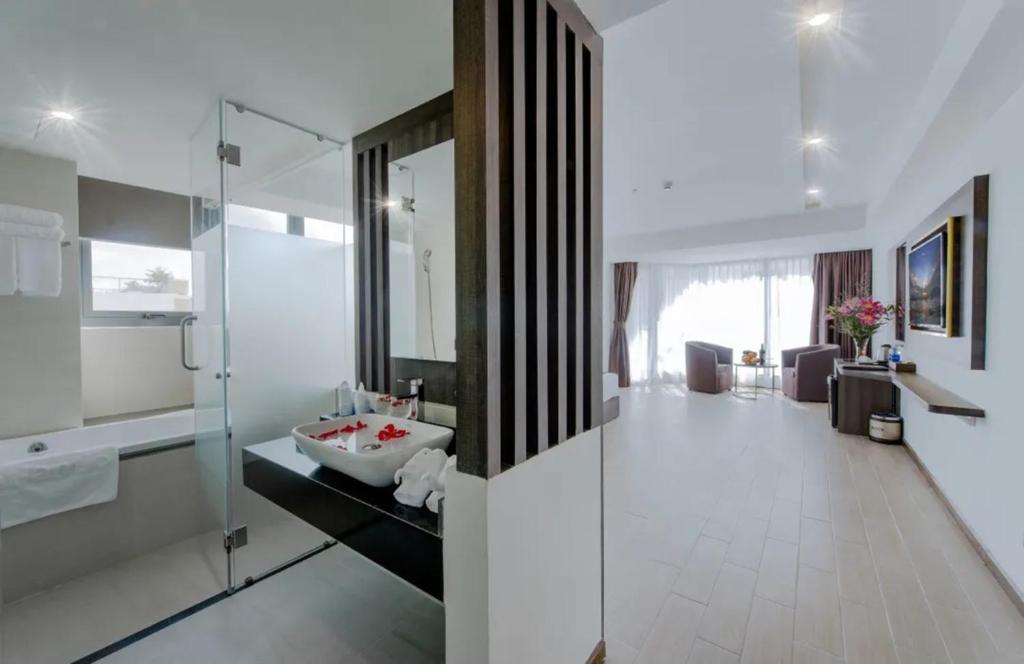 Executive City View with Balcony and Bathtub