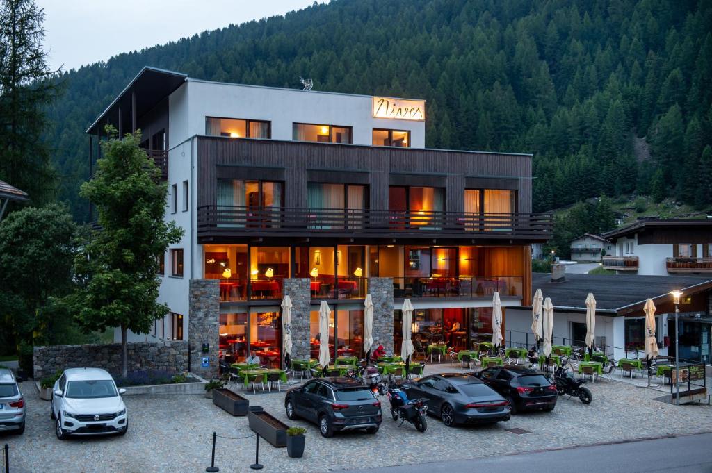 Nespecifikovaný výhled na hory nebo výhled na hory při pohledu z hotelu