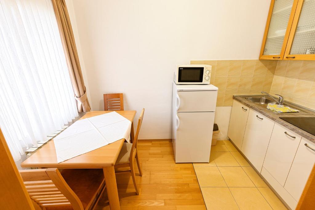 Kuchyň nebo kuchyňský kout v ubytování Apartmani Maltar