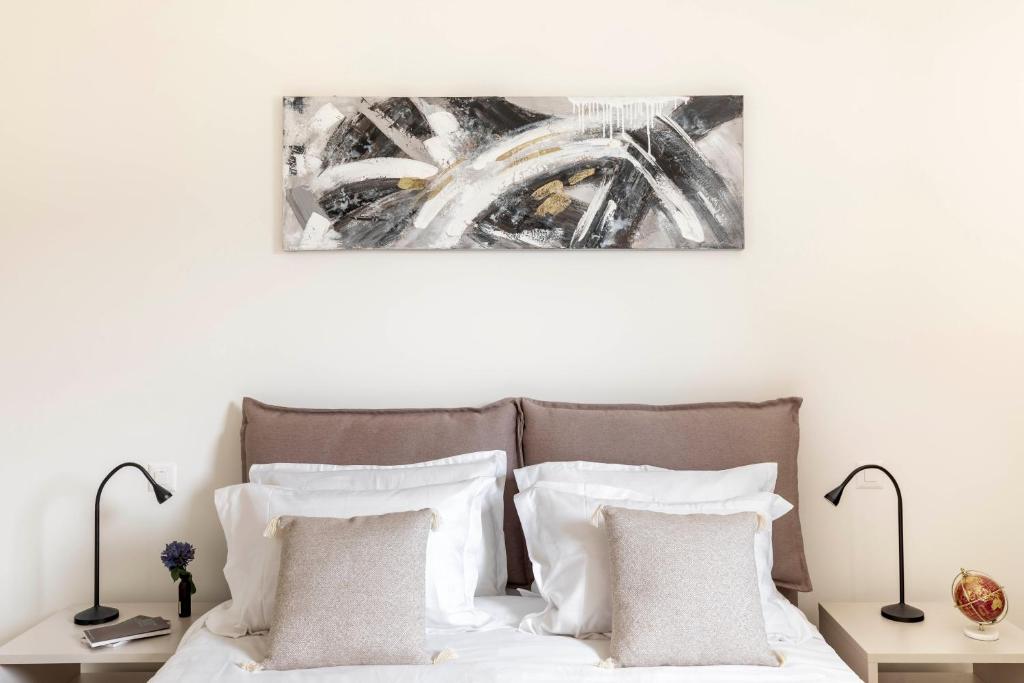 Postel nebo postele na pokoji v ubytování Regalia Suites - Free Parking