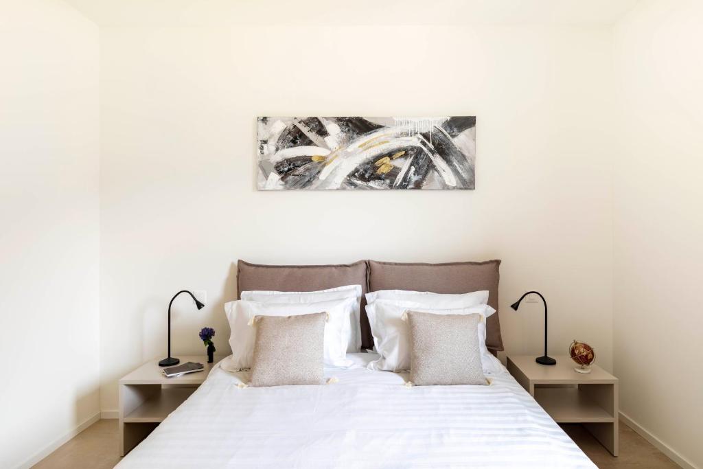 Postel nebo postele na pokoji v ubytování Regalia Suites - Free Parking