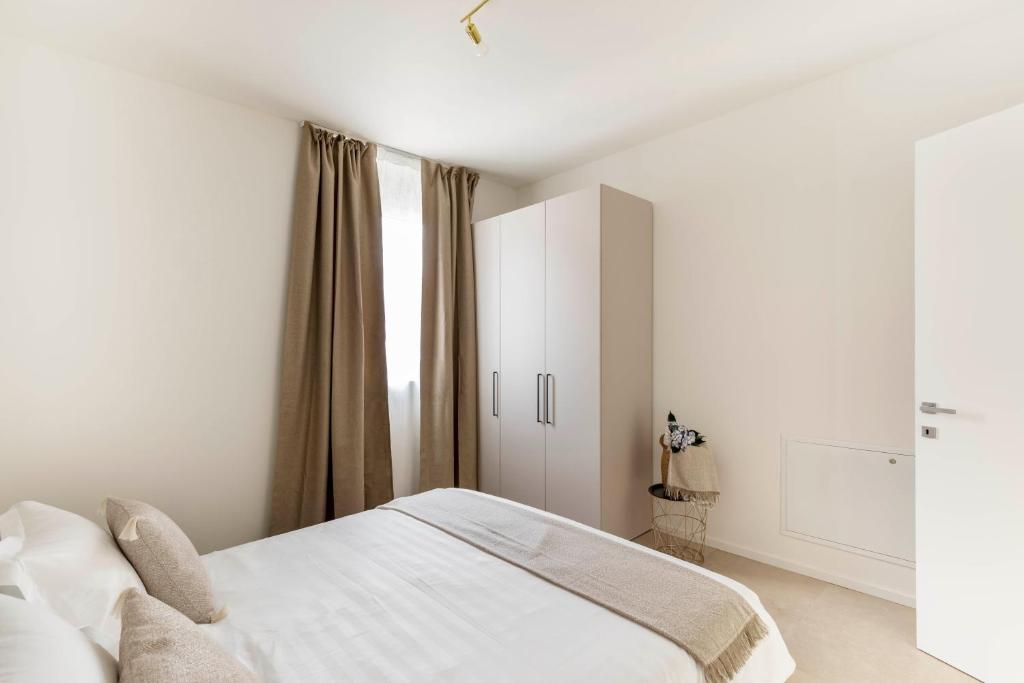 Postel nebo postele na pokoji v ubytování Regalia Suites - Free Parking