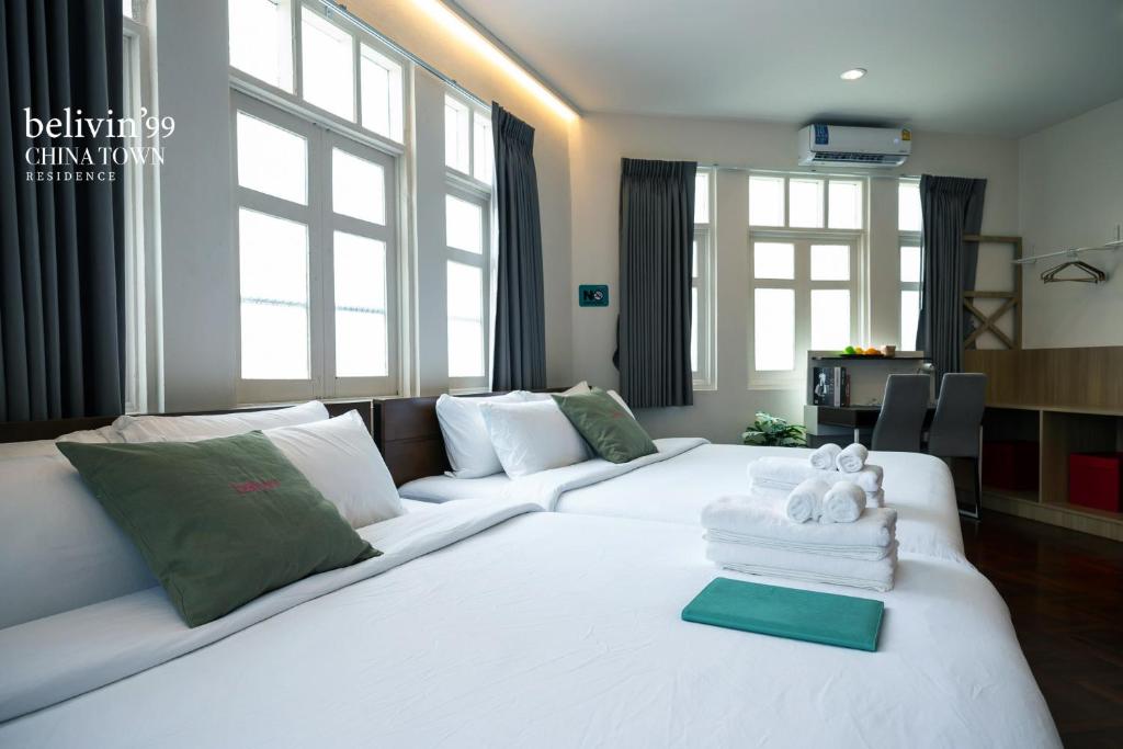 Giường trong phòng chung tại Belivin99 Residence Chinatown