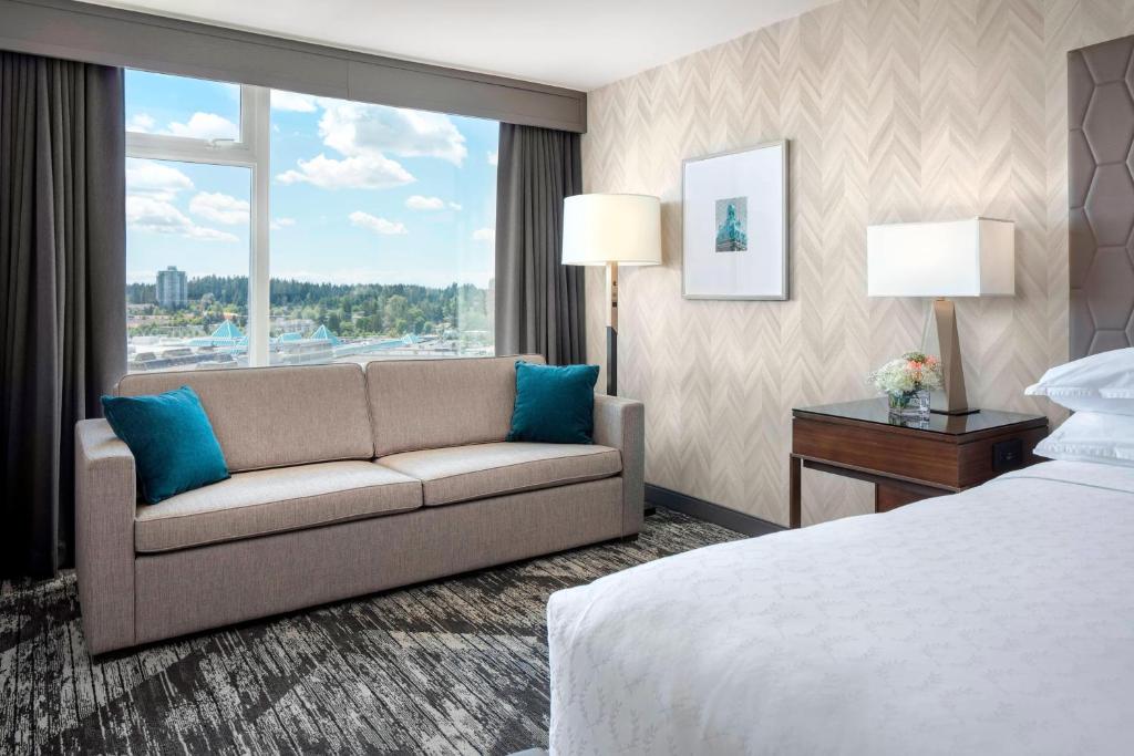 Postel nebo postele na pokoji v ubytování Sheraton Vancouver Guildford Hotel