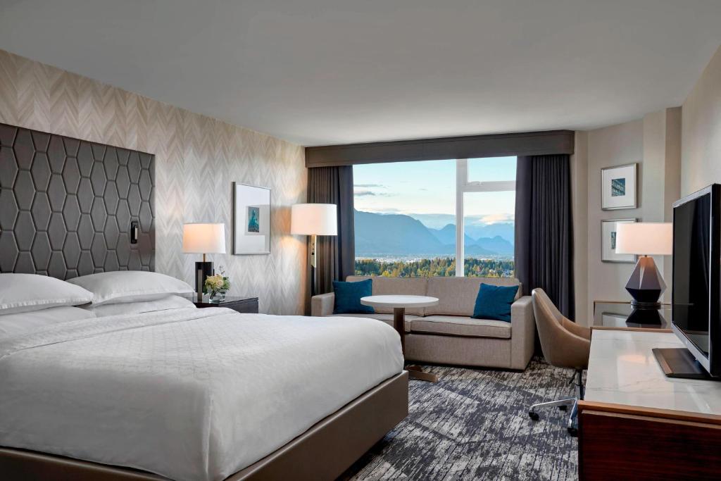 Postel nebo postele na pokoji v ubytování Sheraton Vancouver Guildford Hotel