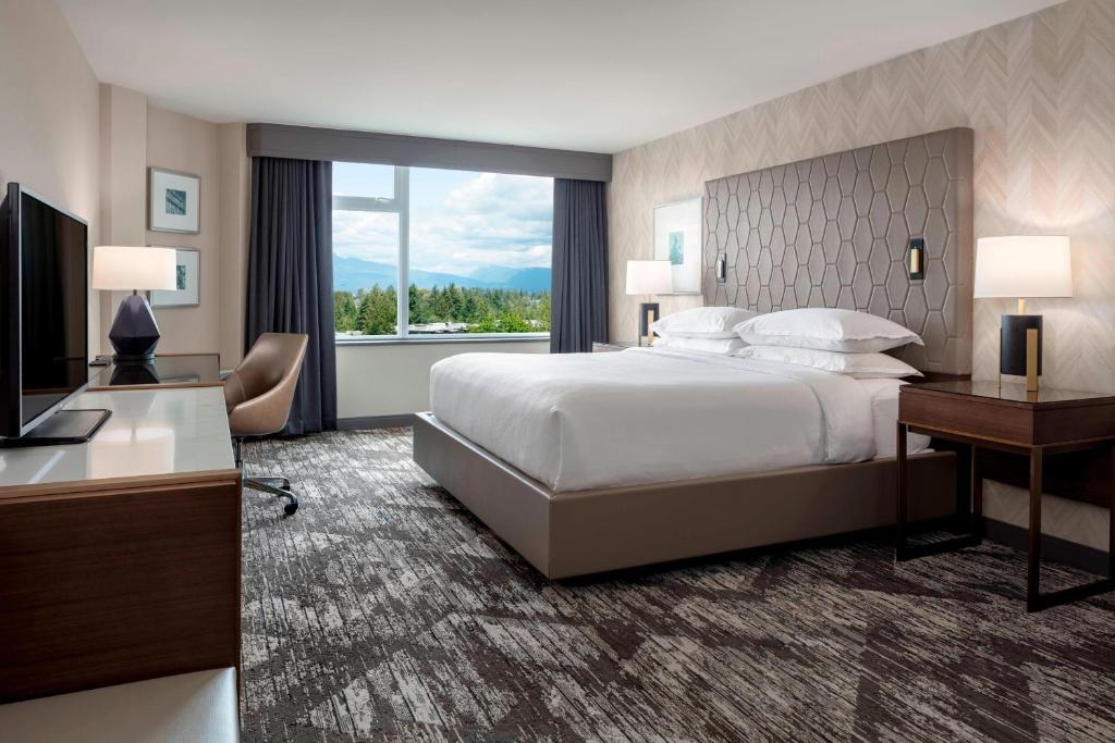 Postel nebo postele na pokoji v ubytování Sheraton Vancouver Guildford Hotel